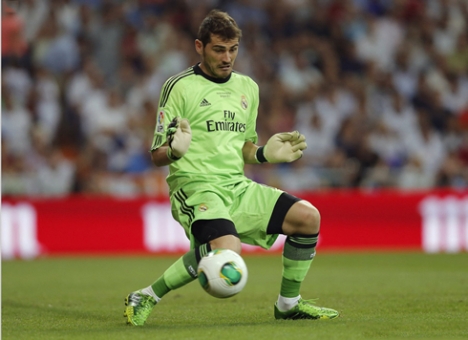 704-iker-casillas-making-a-clumsy-save-in-real-madrid-2013-2014